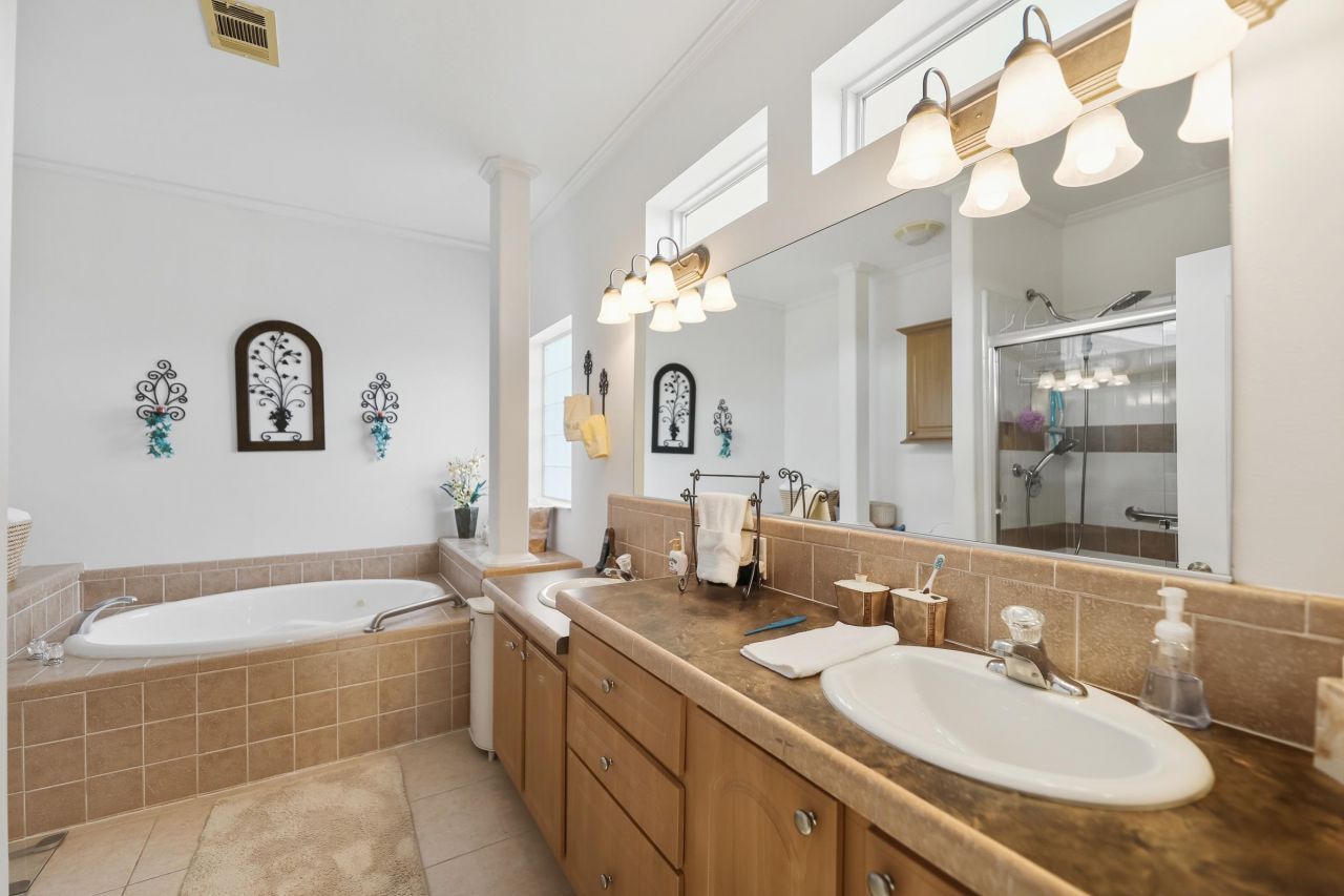 583 Woodholme Dr. Photo 25