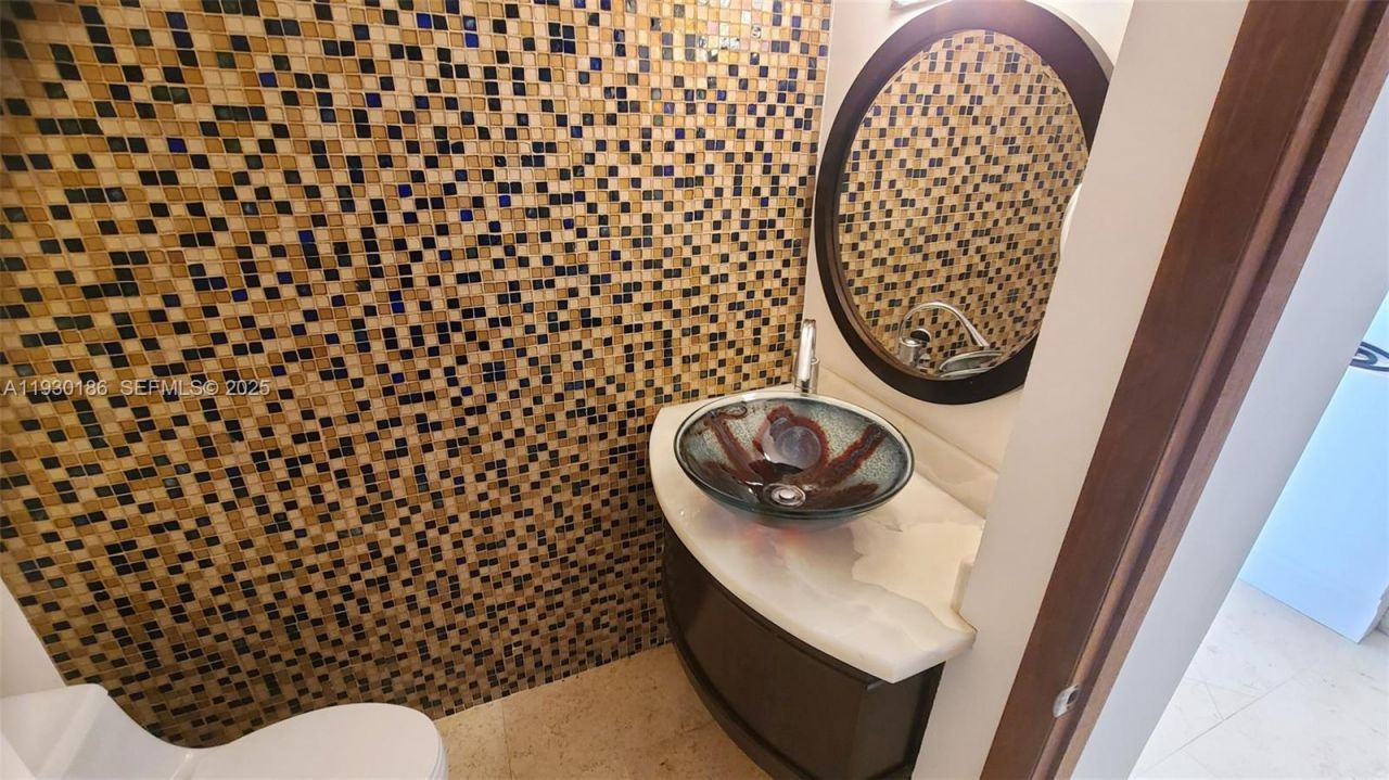 1000 Venetian Way, Unit 1502, Miami Beach, FL 33139 Photo