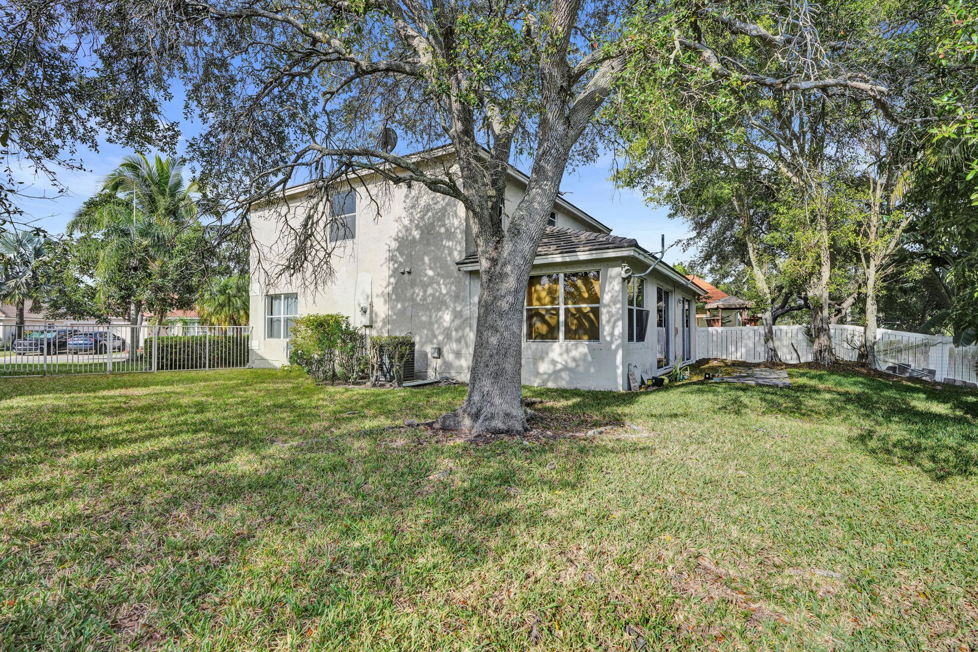 2389 NW 162nd Terrace, Pembroke Pines, FL 33028 Photo