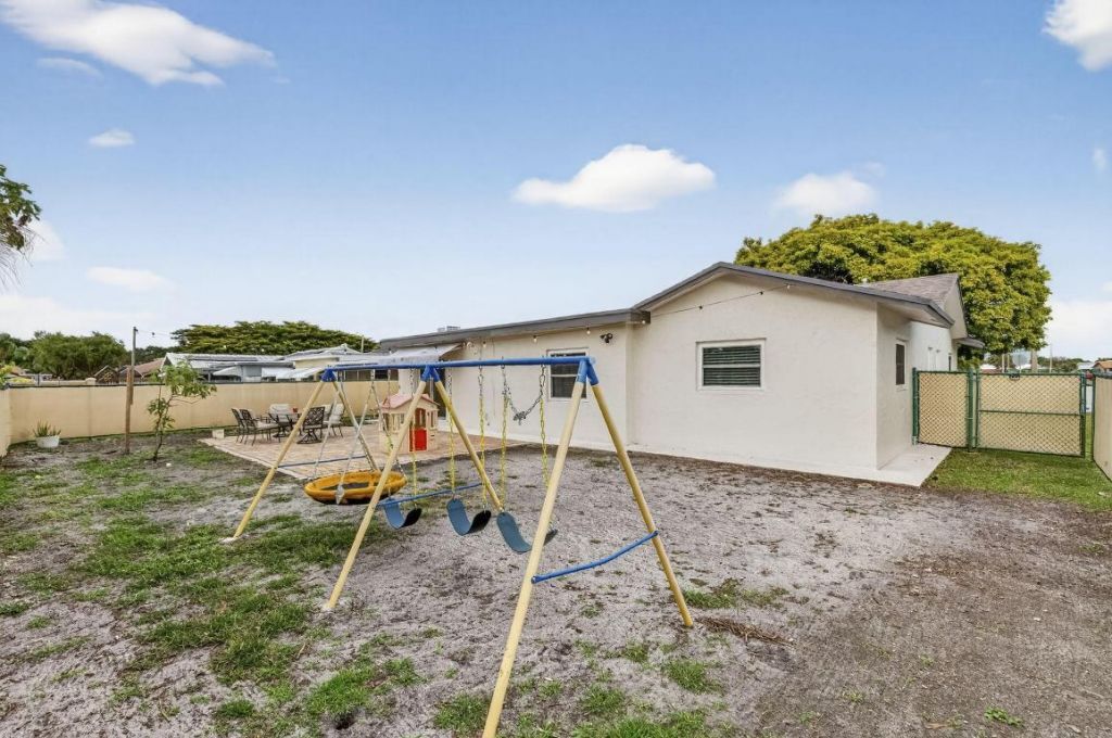 7101 NW 98th Terrace, Tamarac, FL 33321 Photo