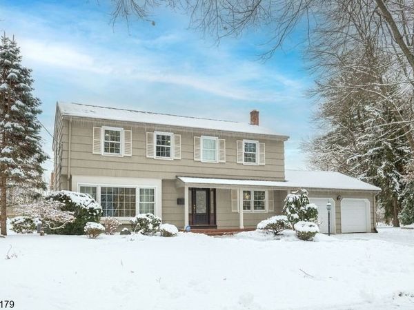 18 Vermont Dr, Paramus, NJ 07652