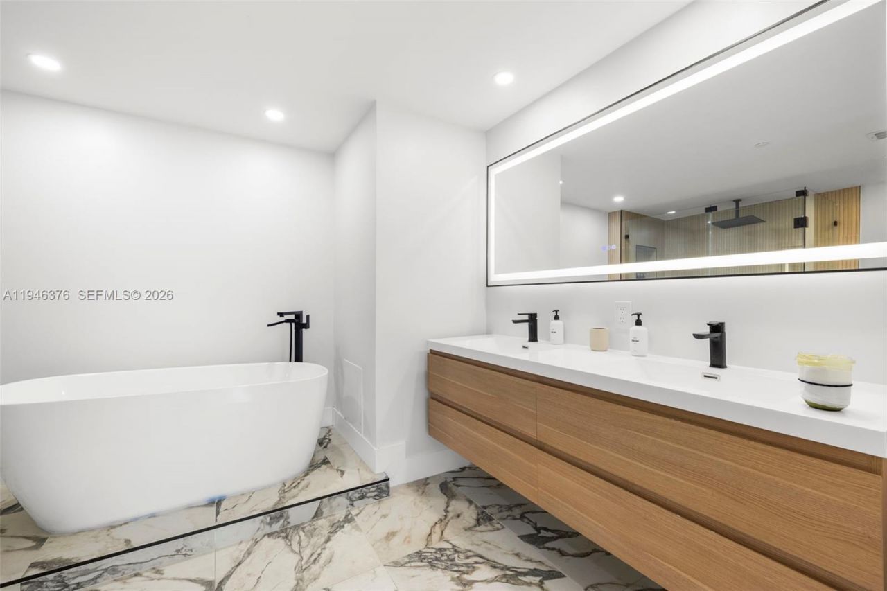 485 Brickell Ave , Unit 1804, Miami, FL 33131 Photo