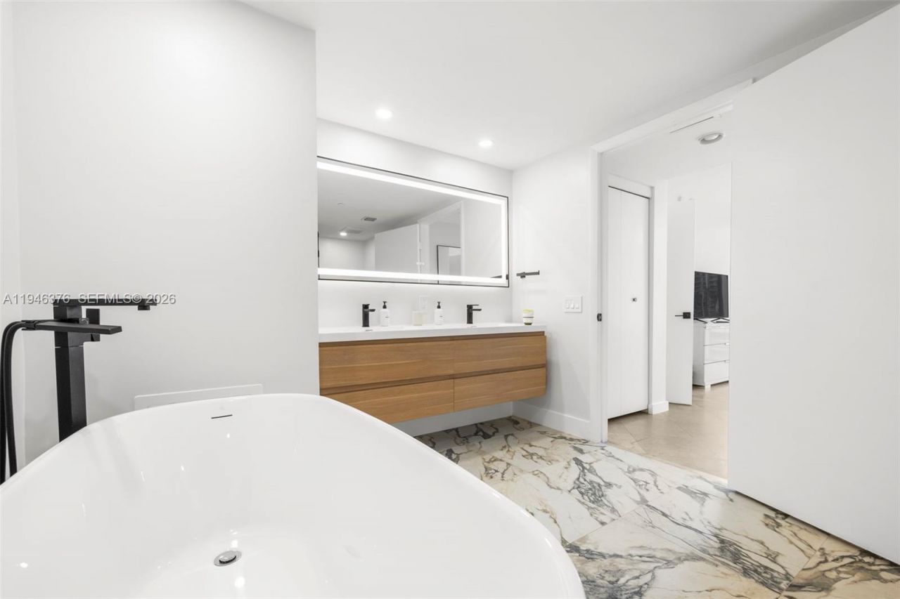 485 Brickell Ave , Unit 1804, Miami, FL 33131 Photo