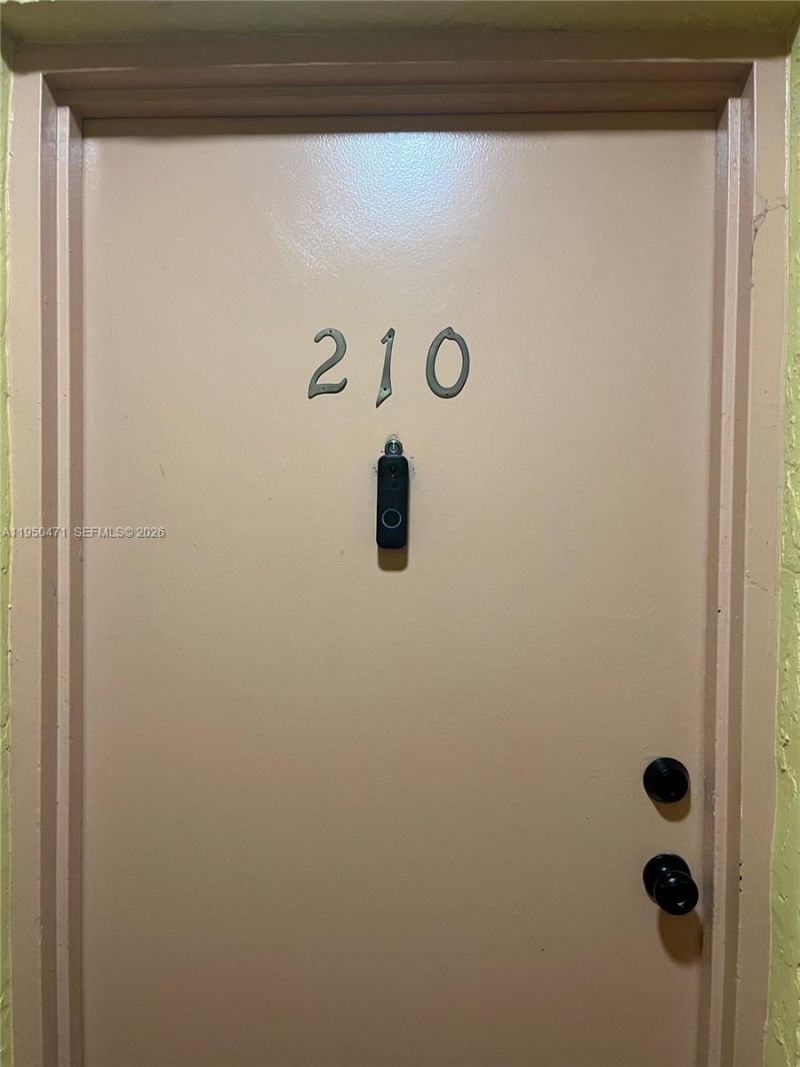 606 W 81st St, Unit 210, Hialeah, FL 33014 Photo