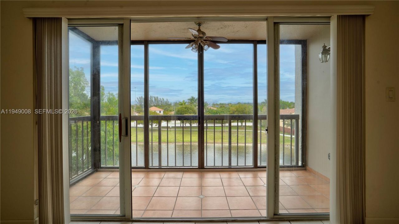 10155 NW 9th St Cir, Unit 4-401, Miami, FL 33172 Photo