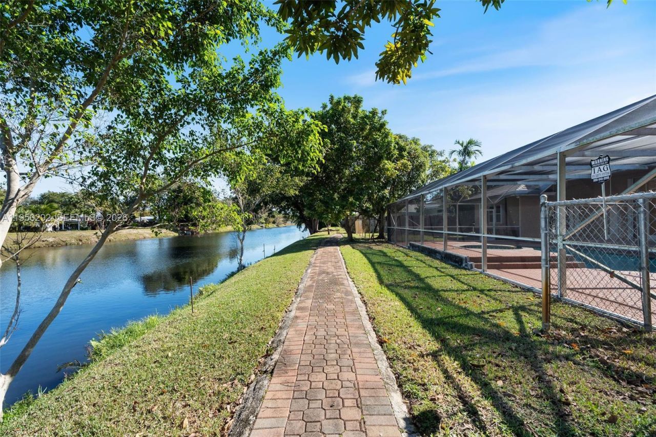 8281 SW 84th Ter, Miami, FL 33143 Photo