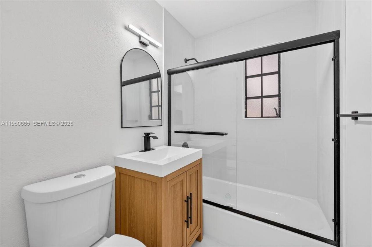 12801 W Randall Park Dr, Miami, FL 33167 Photo