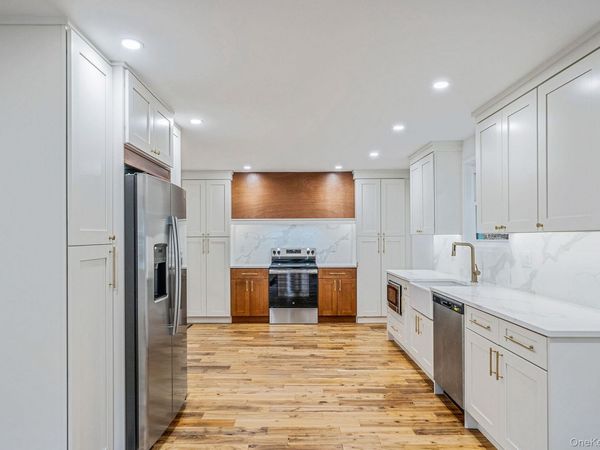 6 Connetquot Drive, Oakdale, NY 11769