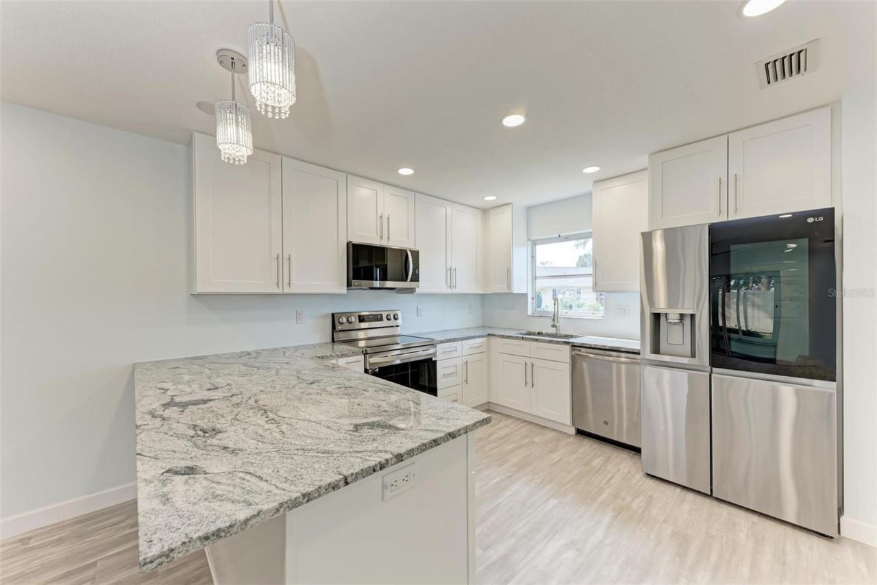 390 301 Boulevard W, Unit 8C, Bradenton, FL 34205 Photo