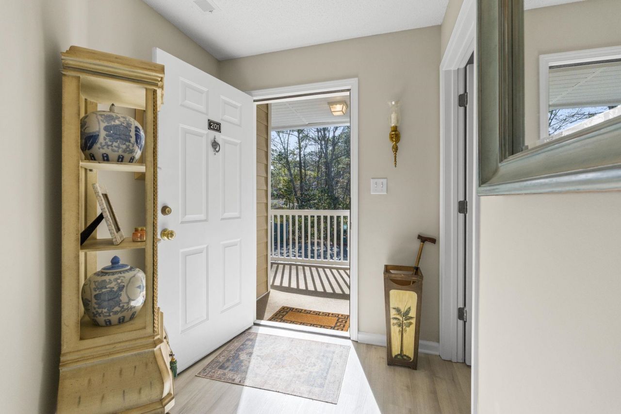 647 Woodmoor Dr. Photo 7