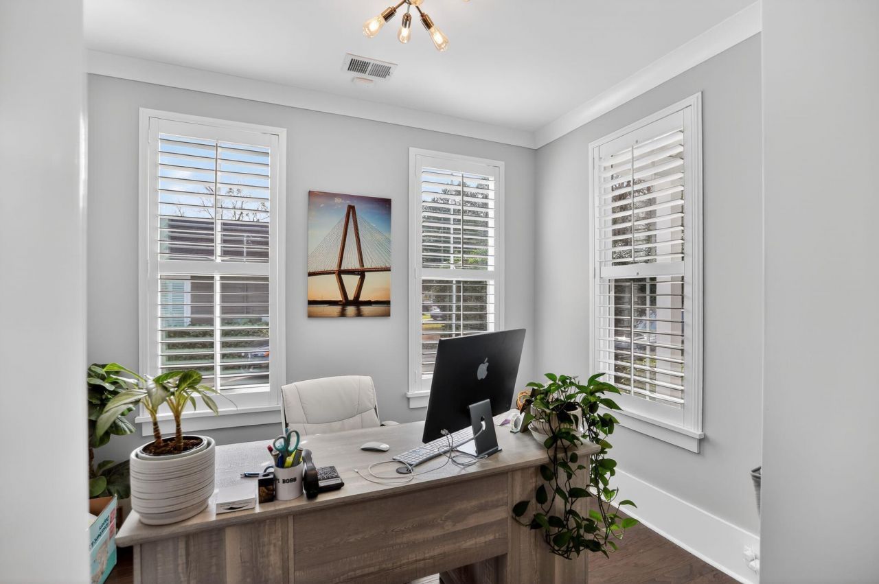 706 Kent Street Photo 12