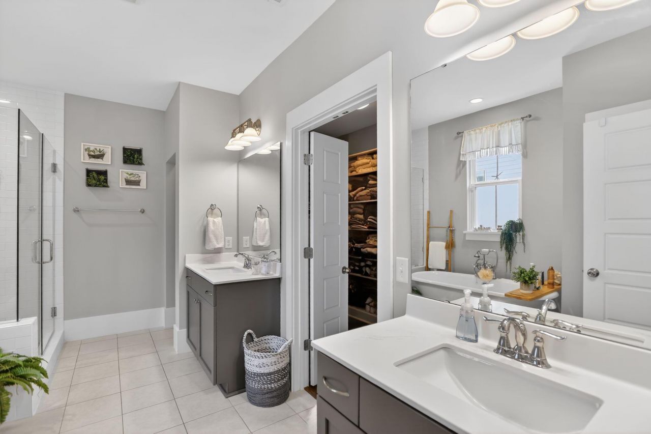 706 Kent Street Photo 27