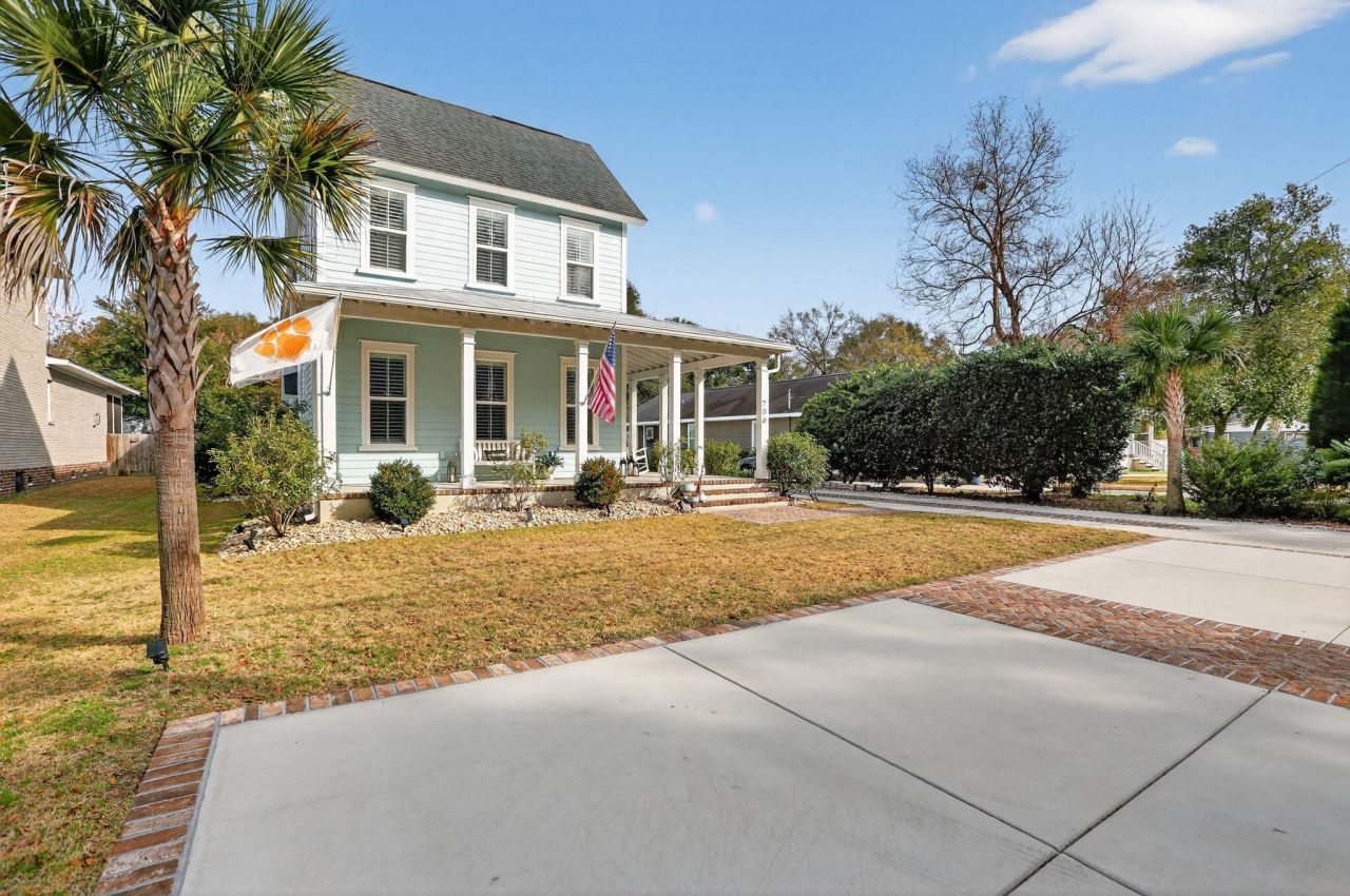 706 Kent Street Photo 3