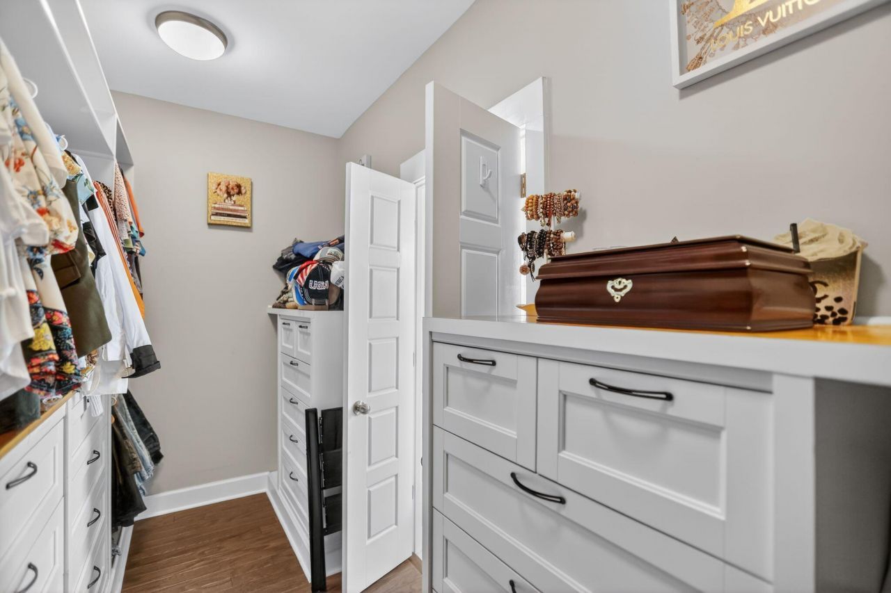 706 Kent Street Photo 30