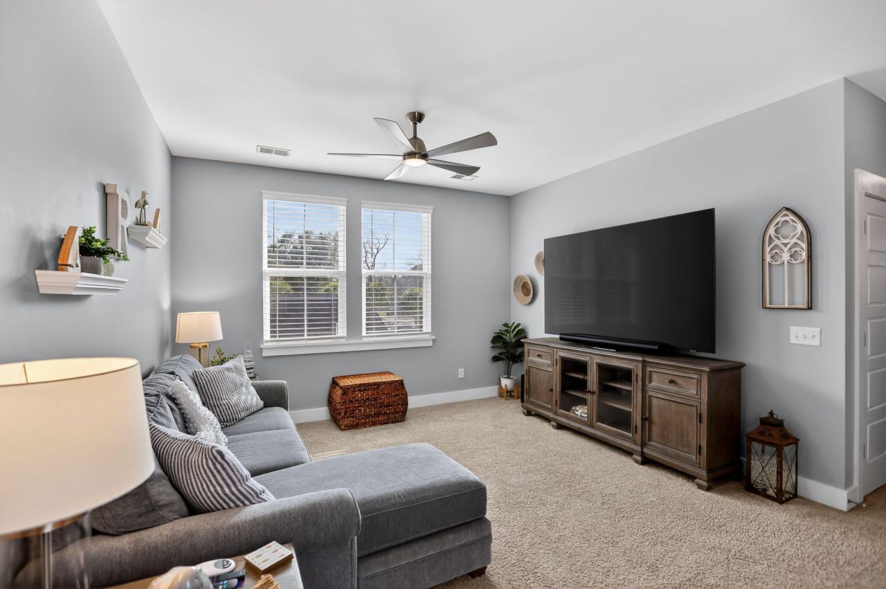 706 Kent Street Photo 33