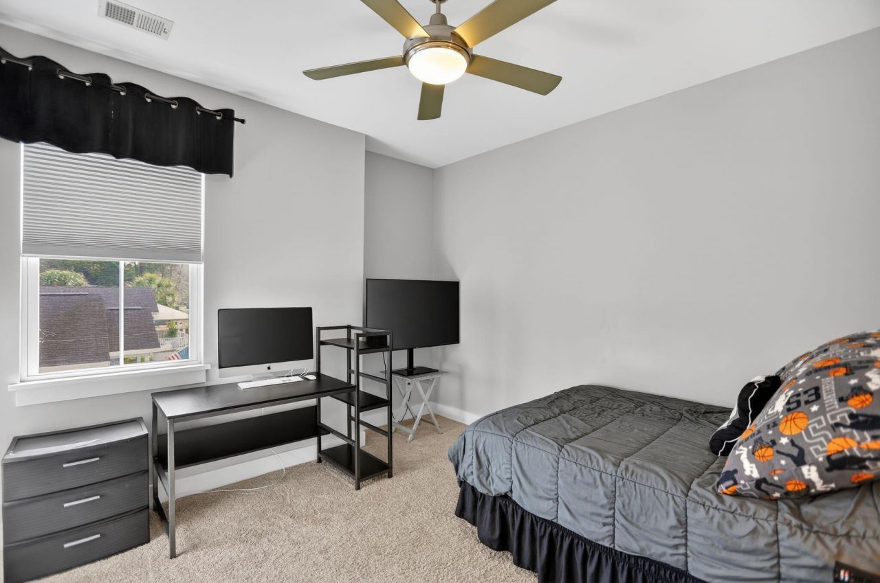 706 Kent Street Photo 40