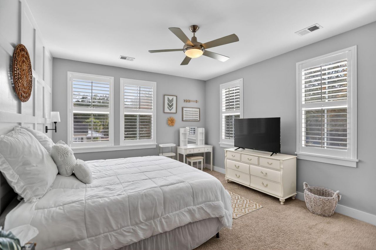 706 Kent Street Photo 42