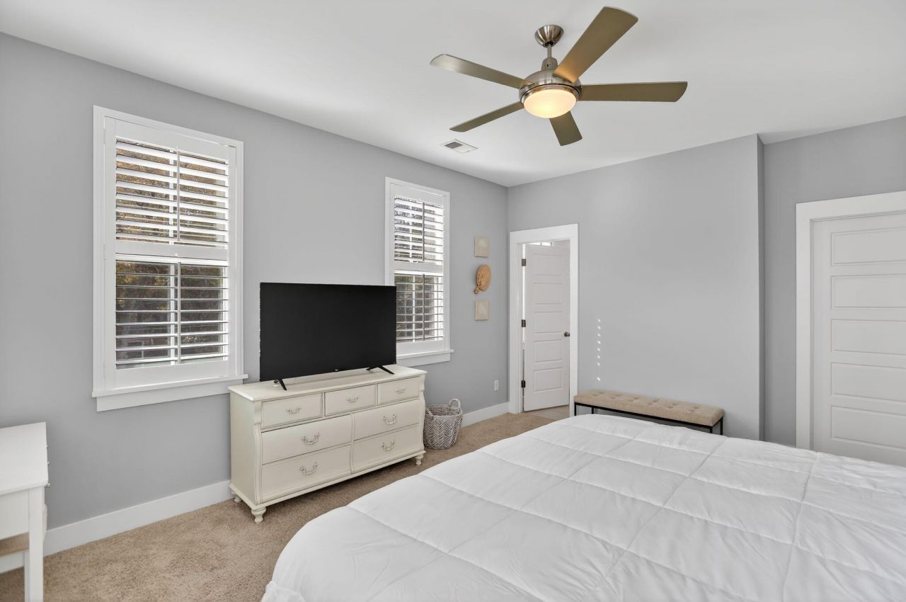 706 Kent Street Photo 44