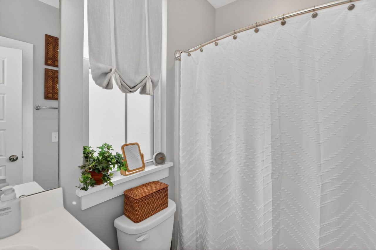 706 Kent Street Photo 46