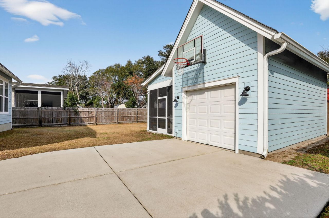 706 Kent Street Photo 49