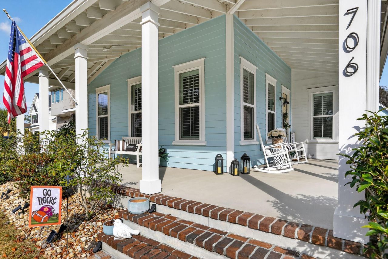 706 Kent Street Photo 5