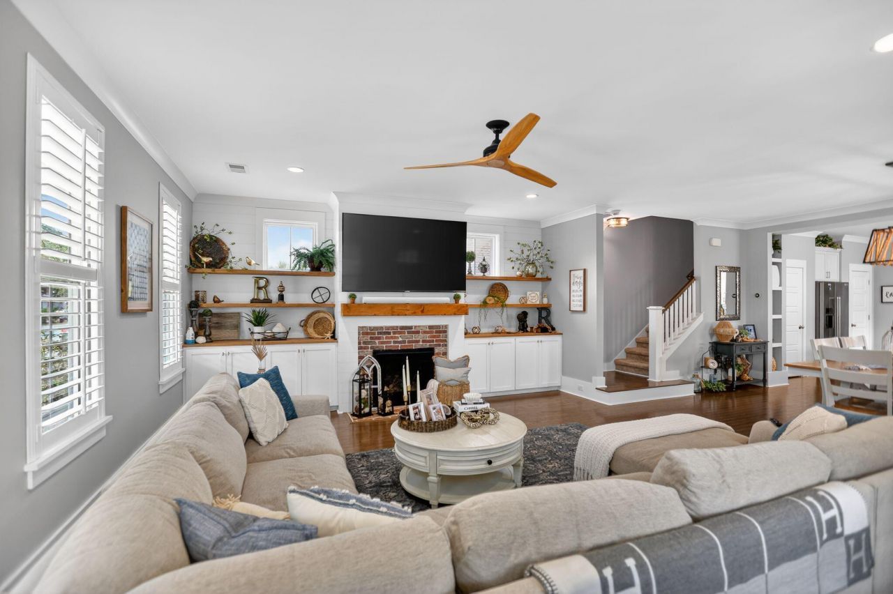 706 Kent Street Photo 8