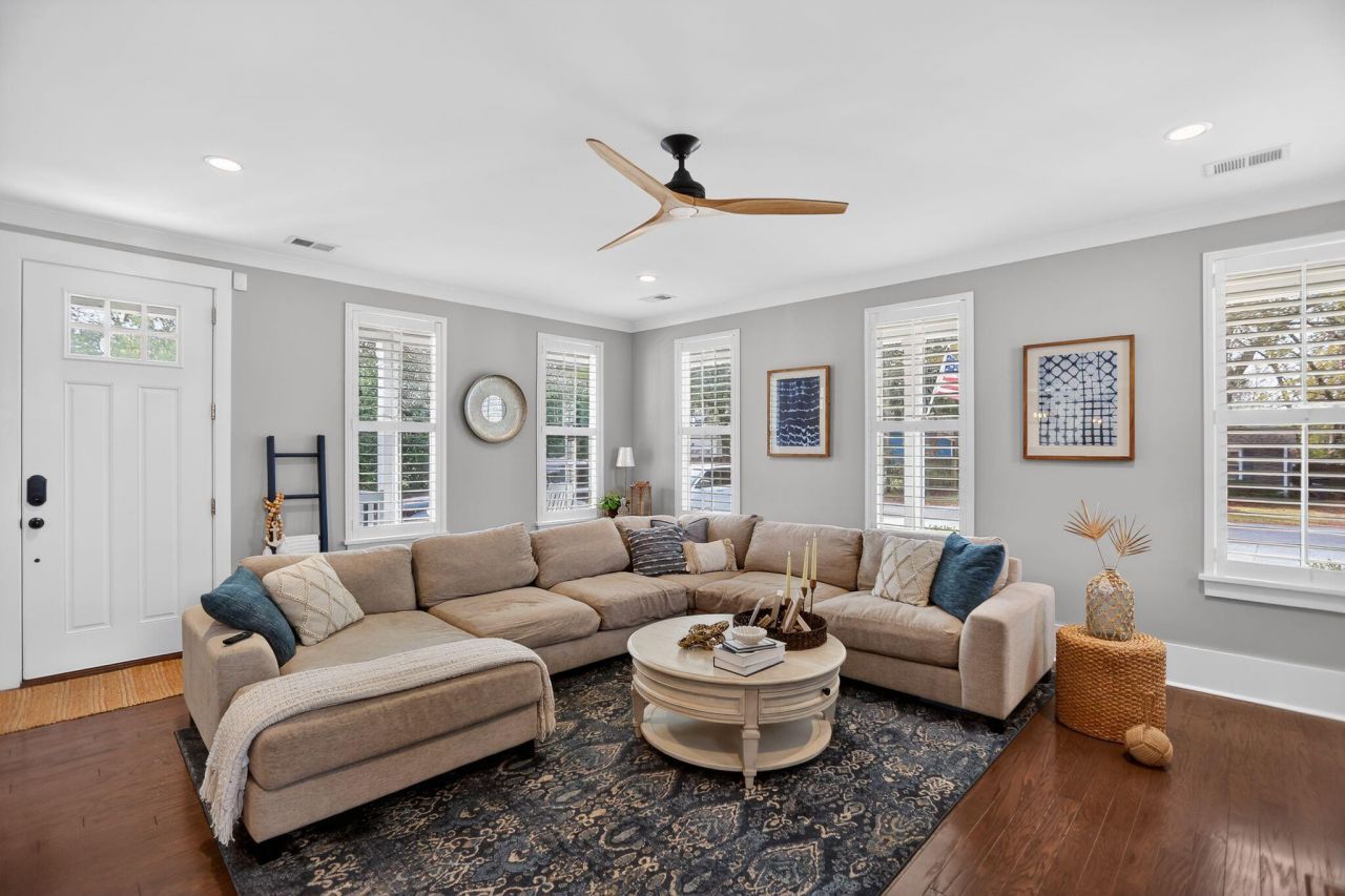 706 Kent Street Photo 9