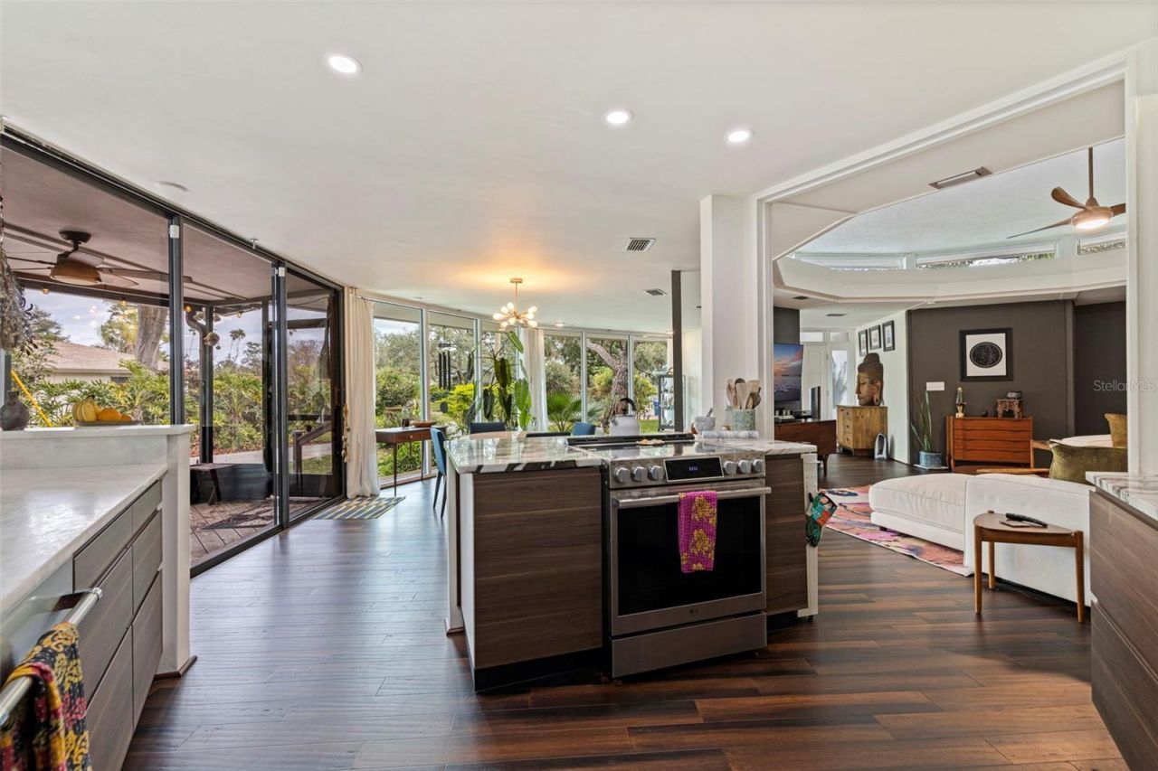 7117 Sunshine Drive S, Saint Petersburg, FL 33705 Photo