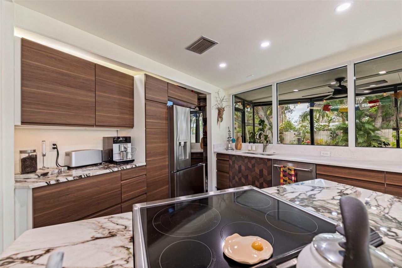 7117 Sunshine Drive S, Saint Petersburg, FL 33705 Photo