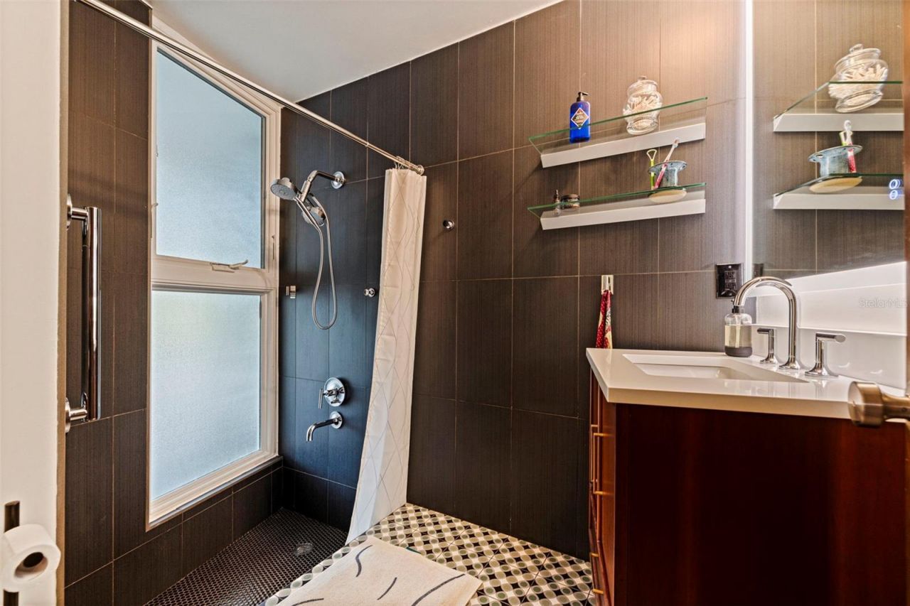 7117 Sunshine Drive S, Saint Petersburg, FL 33705 Photo