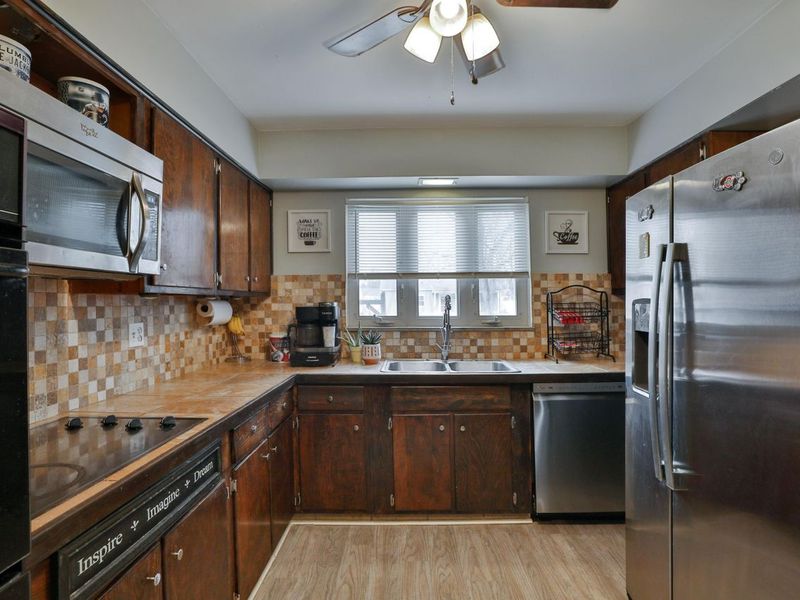 404 Old Village Road, Columbus, OH 43228 Photo 11