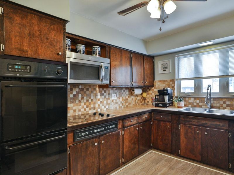 404 Old Village Road, Columbus, OH 43228 Photo 12