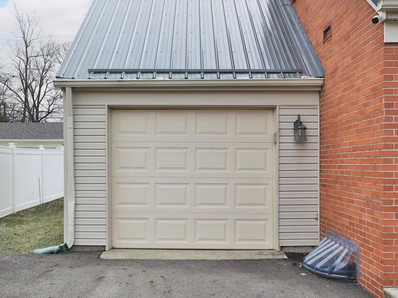 404 Old Village Road, Columbus, OH 43228 Photo 2