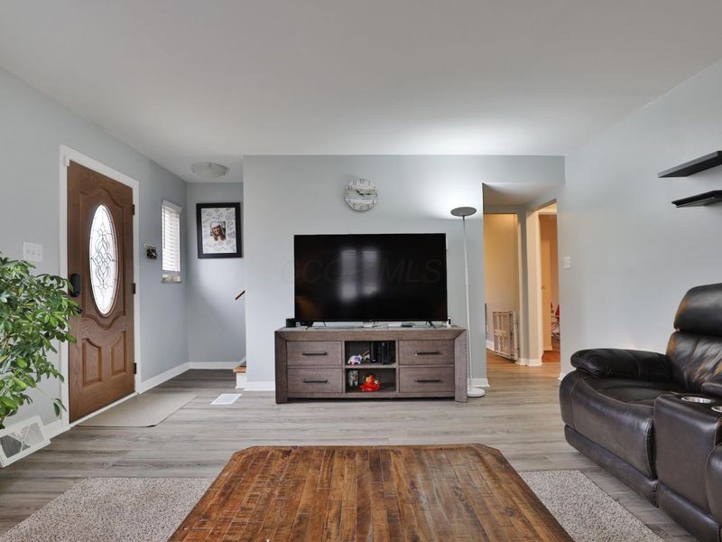 404 Old Village Road, Columbus, OH 43228 Photo 9