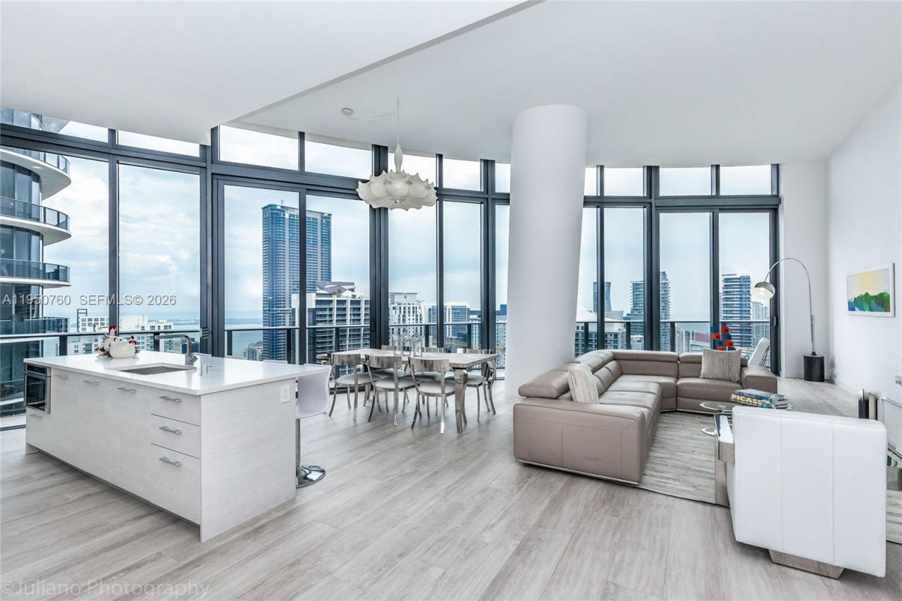 55 SW 9th St, Unit PH4603, Miami, FL 33130 Photo