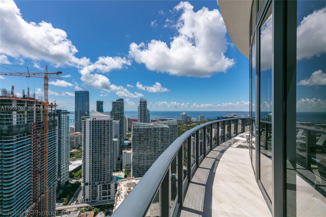55 SW 9th St, Unit PH4603, Miami, FL 33130 Photo