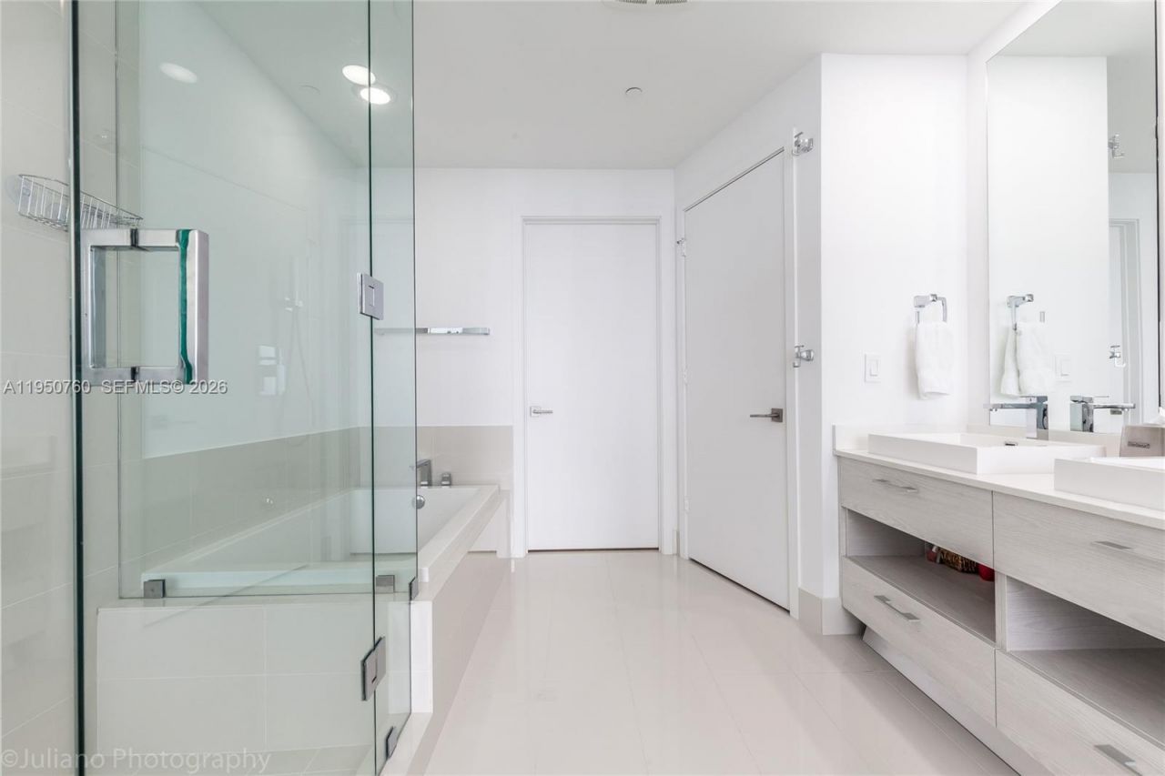 55 SW 9th St, Unit PH4603, Miami, FL 33130 Photo