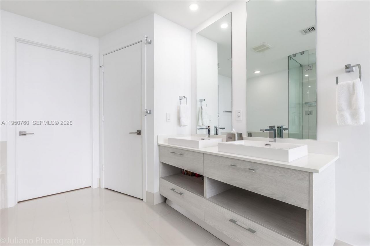 55 SW 9th St, Unit PH4603, Miami, FL 33130 Photo