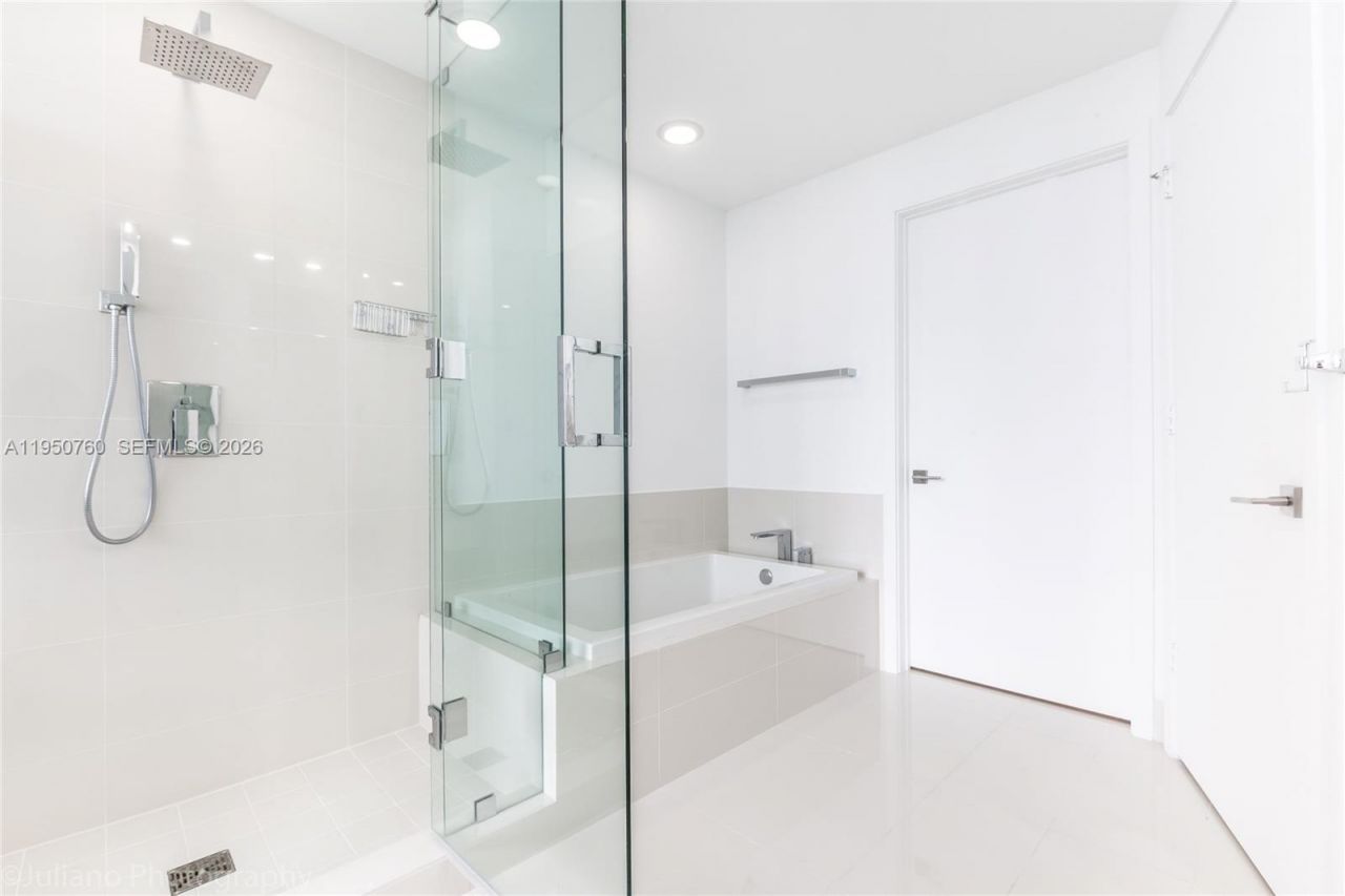 55 SW 9th St, Unit PH4603, Miami, FL 33130 Photo