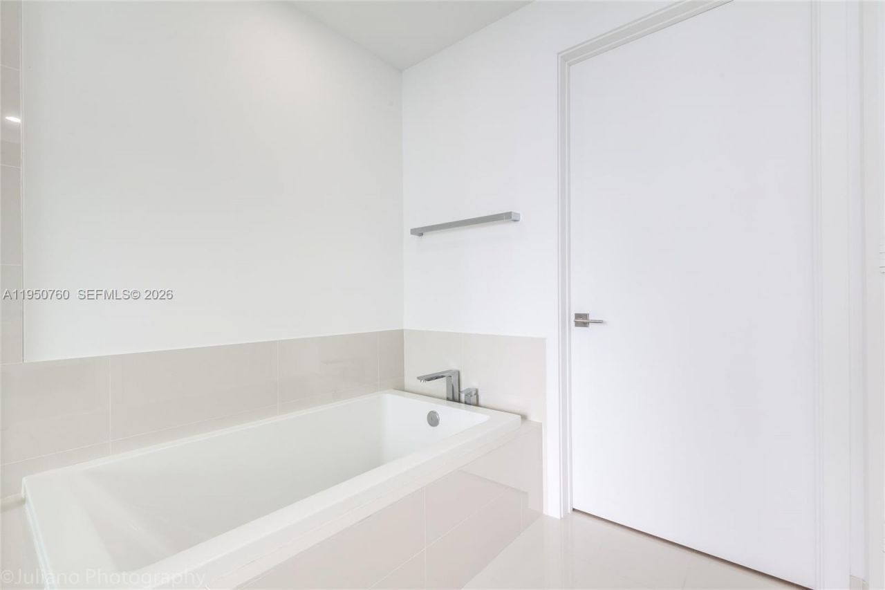 55 SW 9th St, Unit PH4603, Miami, FL 33130 Photo