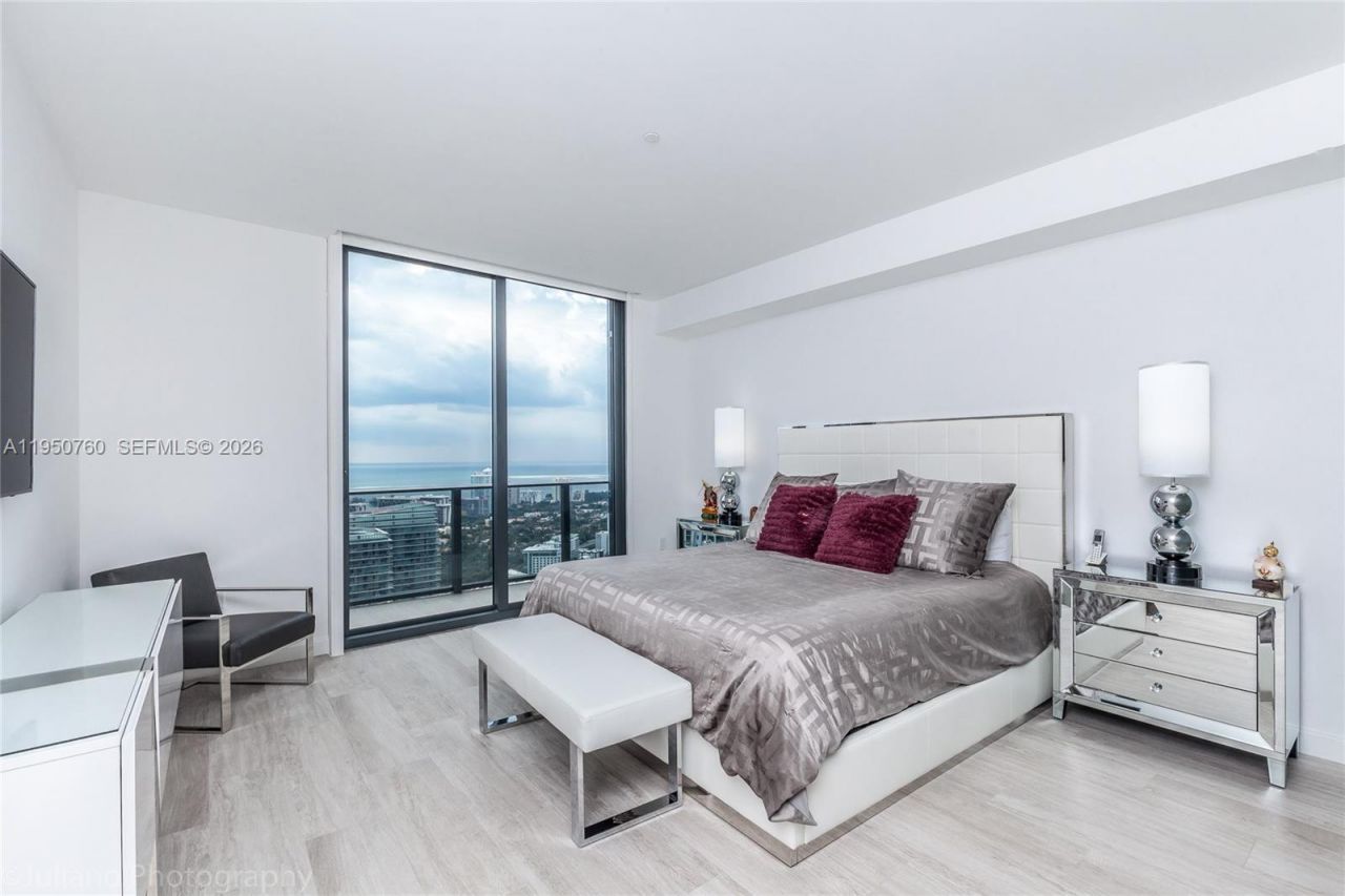 55 SW 9th St, Unit PH4603, Miami, FL 33130 Photo