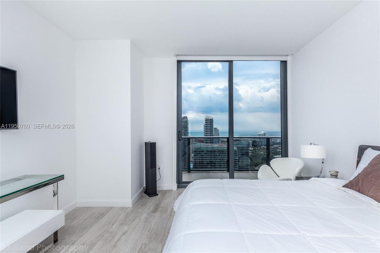 55 SW 9th St, Unit PH4603, Miami, FL 33130 Photo