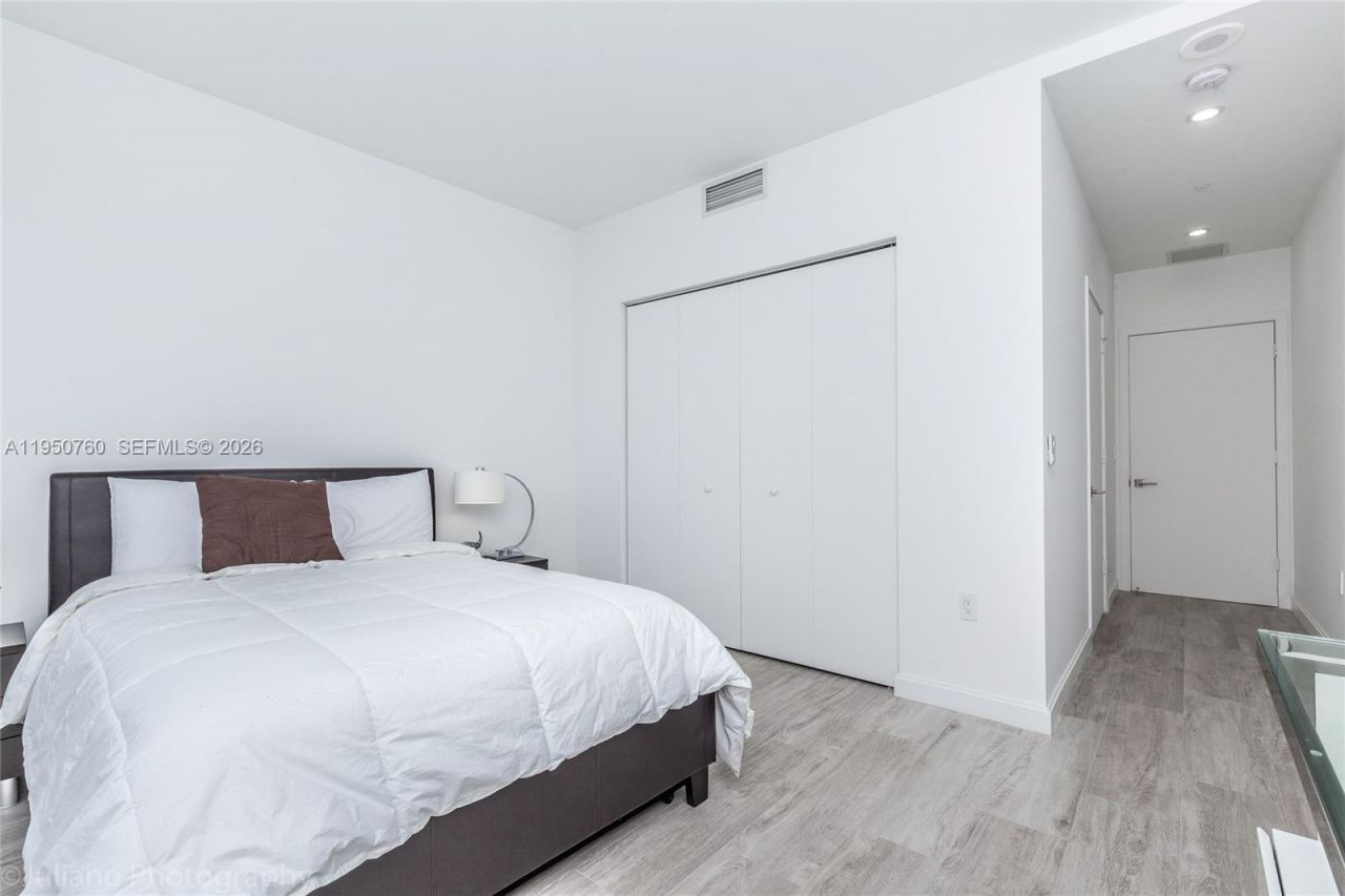 55 SW 9th St, Unit PH4603, Miami, FL 33130 Photo