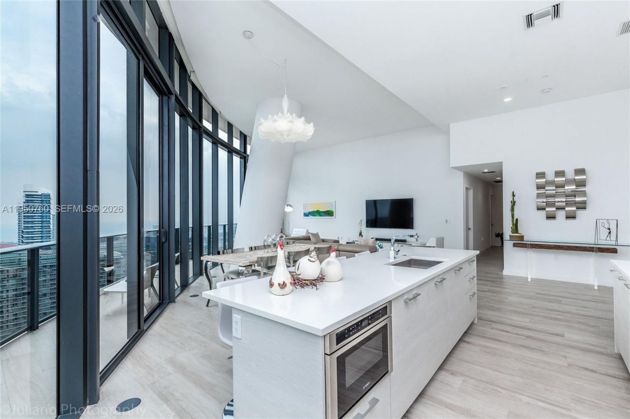 55 SW 9th St, Unit PH4603, Miami, FL 33130 Photo
