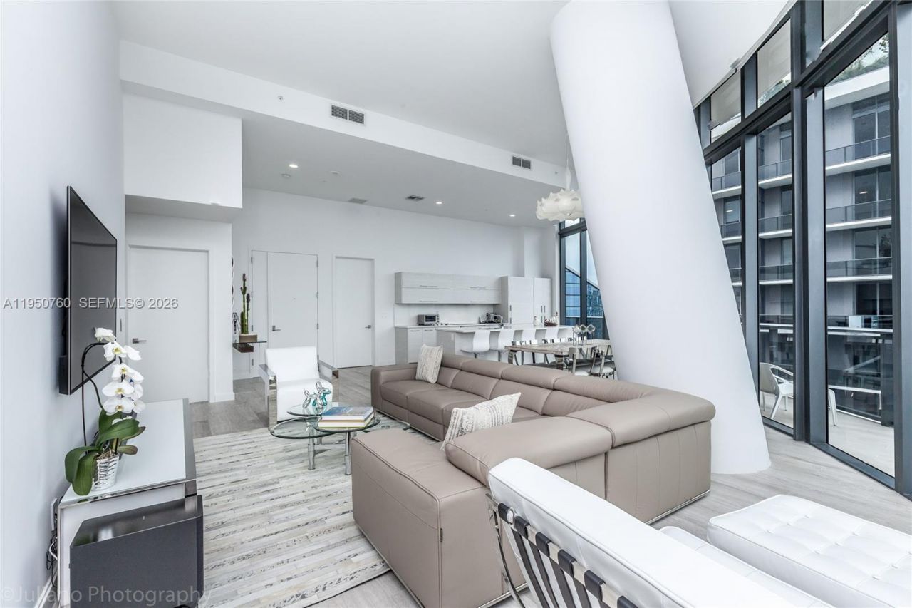 55 SW 9th St, Unit PH4603, Miami, FL 33130 Photo