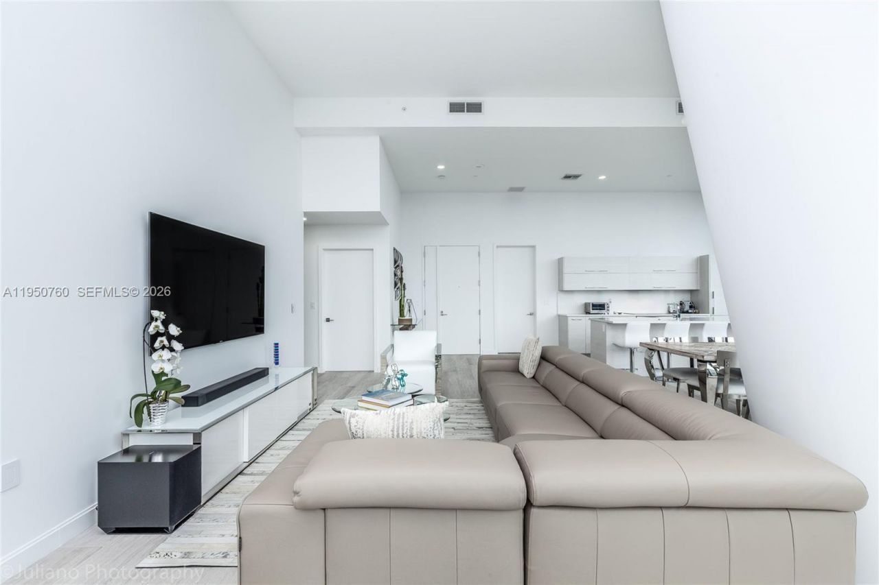 55 SW 9th St, Unit PH4603, Miami, FL 33130 Photo