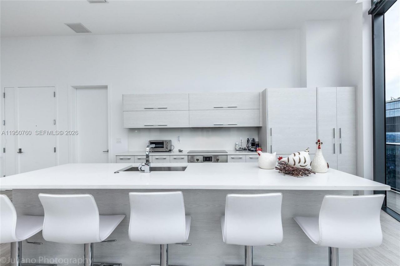 55 SW 9th St, Unit PH4603, Miami, FL 33130 Photo