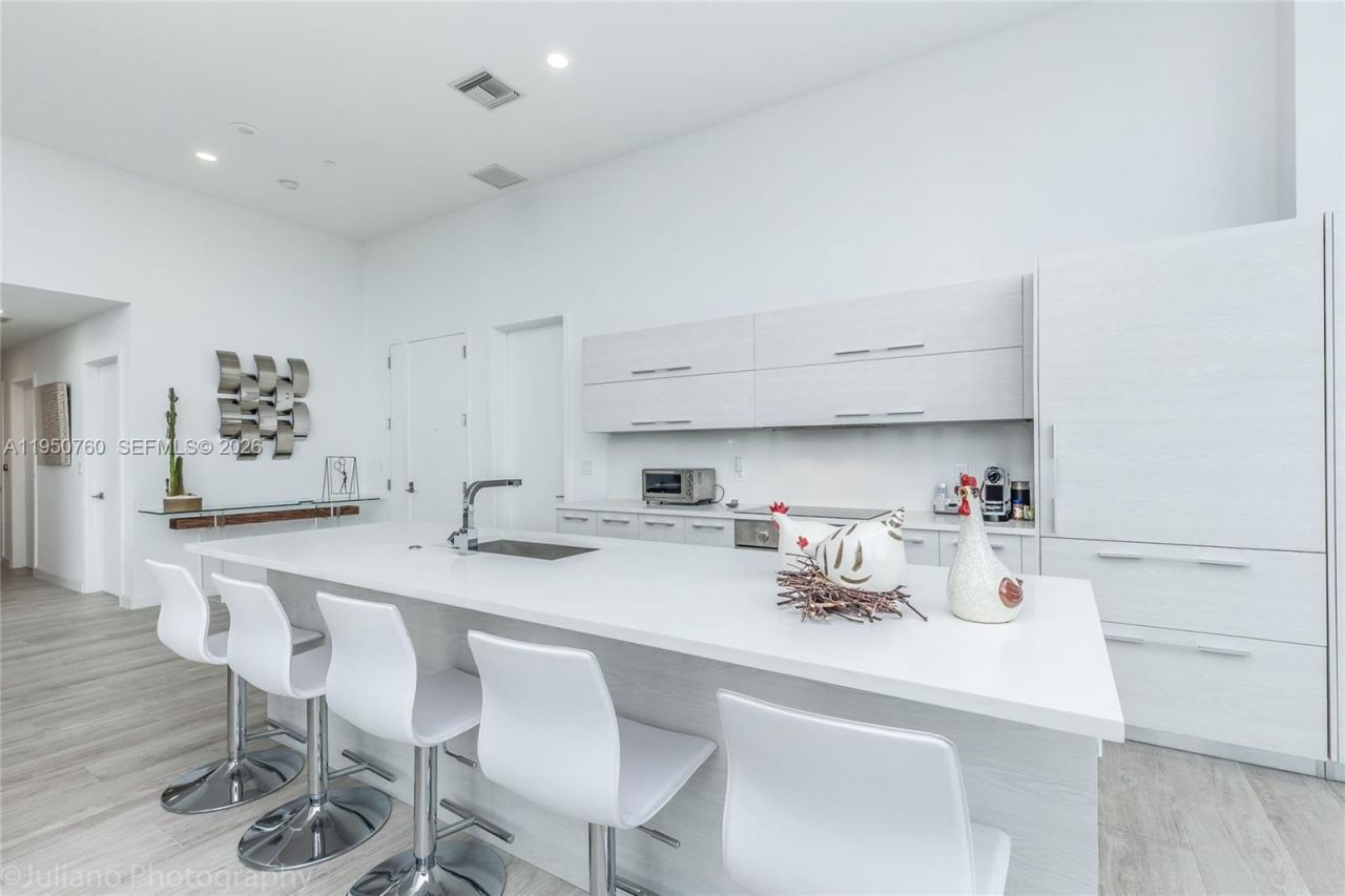 55 SW 9th St, Unit PH4603, Miami, FL 33130 Photo