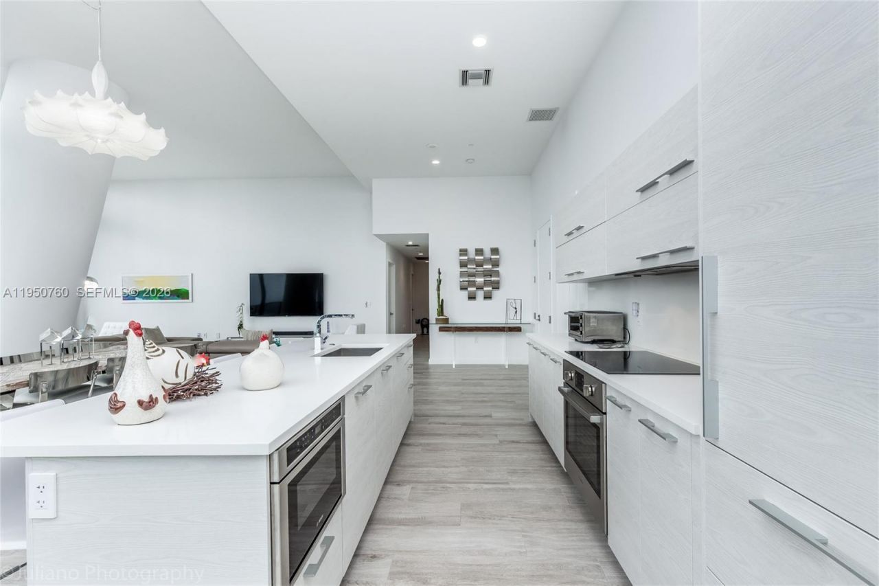 55 SW 9th St, Unit PH4603, Miami, FL 33130 Photo