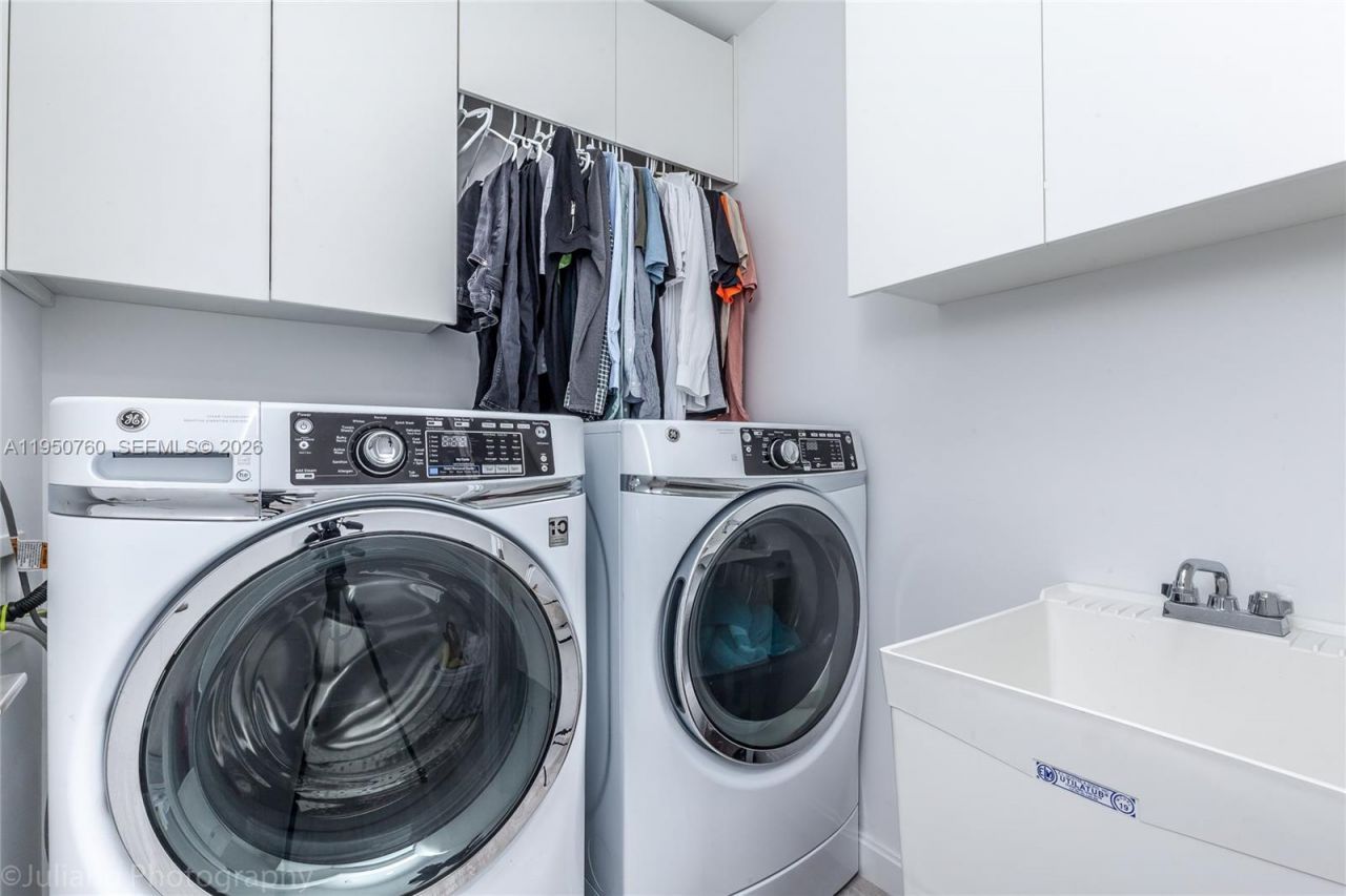 55 SW 9th St, Unit PH4603, Miami, FL 33130 Photo